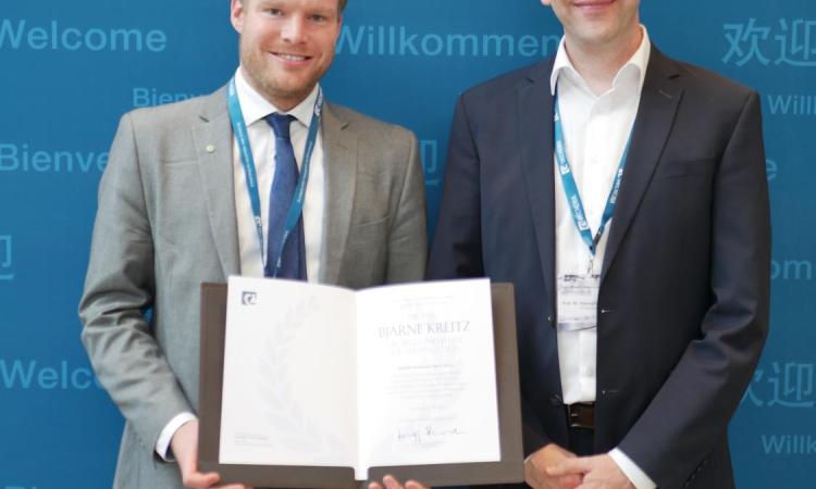 Bjarne Kreitz accepts award