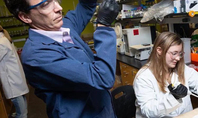Mark Styczynski in lab