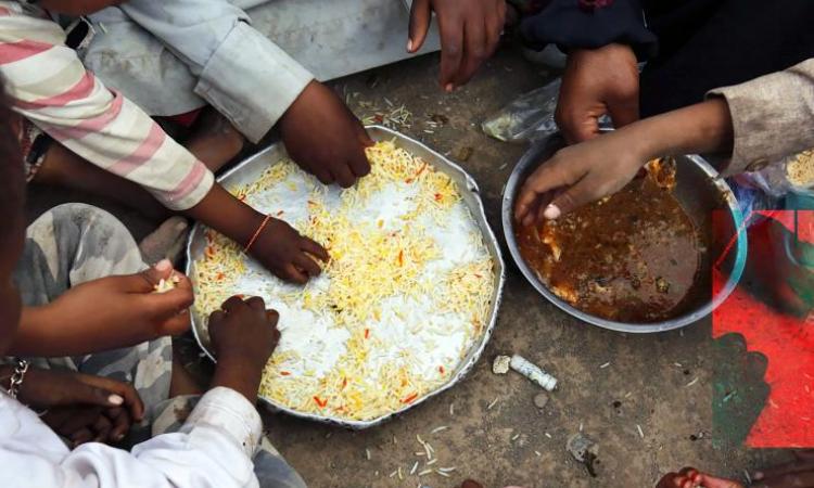 <p>Food distribution in a center for internally displaced people in Yemen in the Saudi-Houthi rebel conflict. Credit: International Committee of the Red Cross / Yahya Arhab / <a href="https://creativecommons.org/licenses/by-nc-nd/2.0/" target="_blank">Creative Commons BY-NC-ND</a> / no commercial use</p>